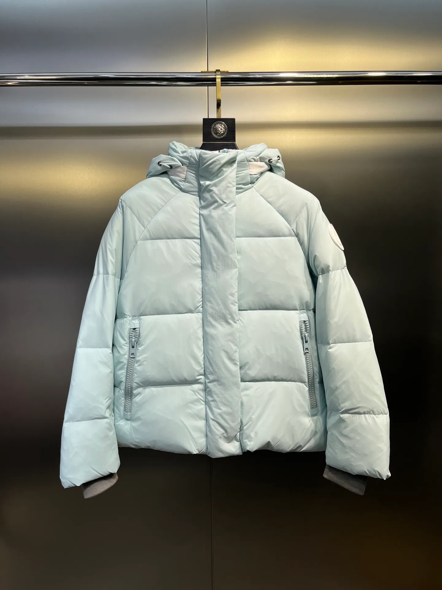 P740 Big Goose Capsule White Label Down Canada Goos* Canada Goose's new limited white label bread jacket, the same style for men and women, filled with 625 fill power white goose down, and the fabric has a satin feel. Suitable for wearing in spring and autumn in various cities, this model has a stand-up collar design, classic and versatile, and has good thermal insulation effect! Fabric + Features: ✅Fabric: 85% polyester, 15% cotton, windproof and waterproof ✅Lining: 100% polyester, windproof and waterproof ✅Filling: 80% pure white duck down, 20% pure white feathers ✅Fillness: 625 ✅Care instructions: Dry cleaning ✅Zipper: Genuine YKK two-way entrance zipper ✅TEI Temperature Feeling Index 1: Lightweight minus 5 degrees to 5 degrees Technology: ✅The fabric is made of CORDURA polyamide fabric, which is a new functional fabric and a leading technological product. The durability is 2 times higher than ordinary nylon fabric. Wear resistance, strong tear resistance, good hand feel and good color. ✅The liner is filled with imported 625 fill power 90 white duck down, the liner is reinforced with anti-runaway velvet liner, and the fly on the front center fly is designed with snap buttons to prevent ventilation and rain. Whether it is hiking, urban walking or polar exploration, this model can help you find the Cana that suits your body, activities and lifestyle. Color: pink, blue, black, white Size: xs-l